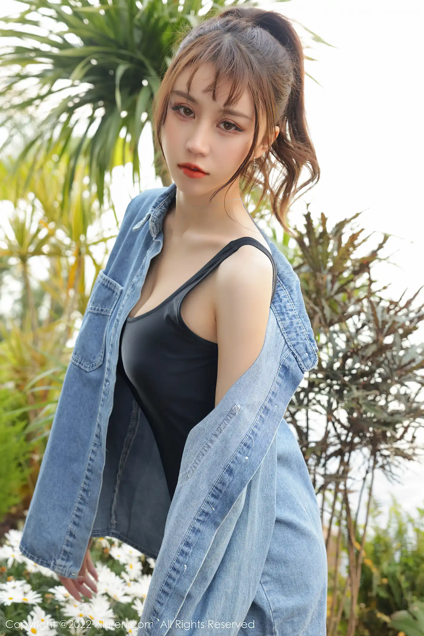图片[2]-[XiuRen秀人网]VOL.4804 模特tina 甜仔大理旅拍脱牛仔衣露黑色连体衣秀凹凸身材诱惑写真40P-秀人网官方网站